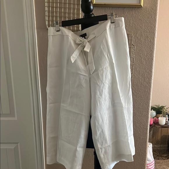 Elegant White Women's Shorts - Picture 1 of 5